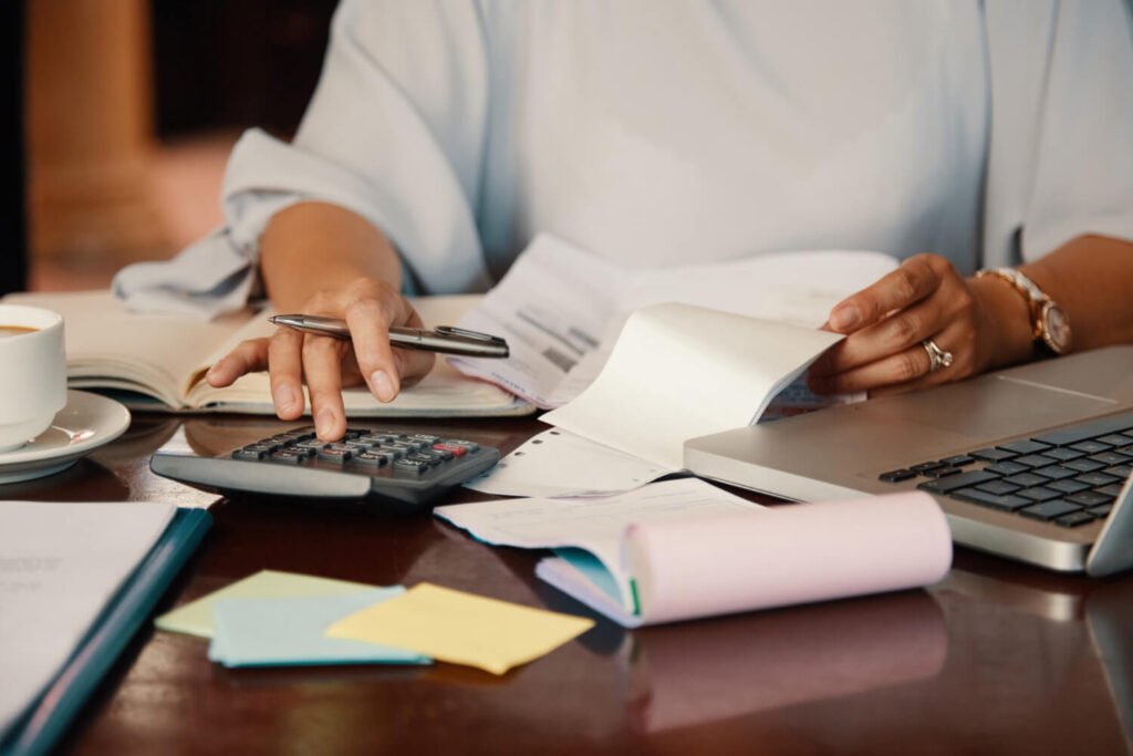 Candidato revisando documentos financeiros para a prestação de contas de campanha nas Eleições 2026